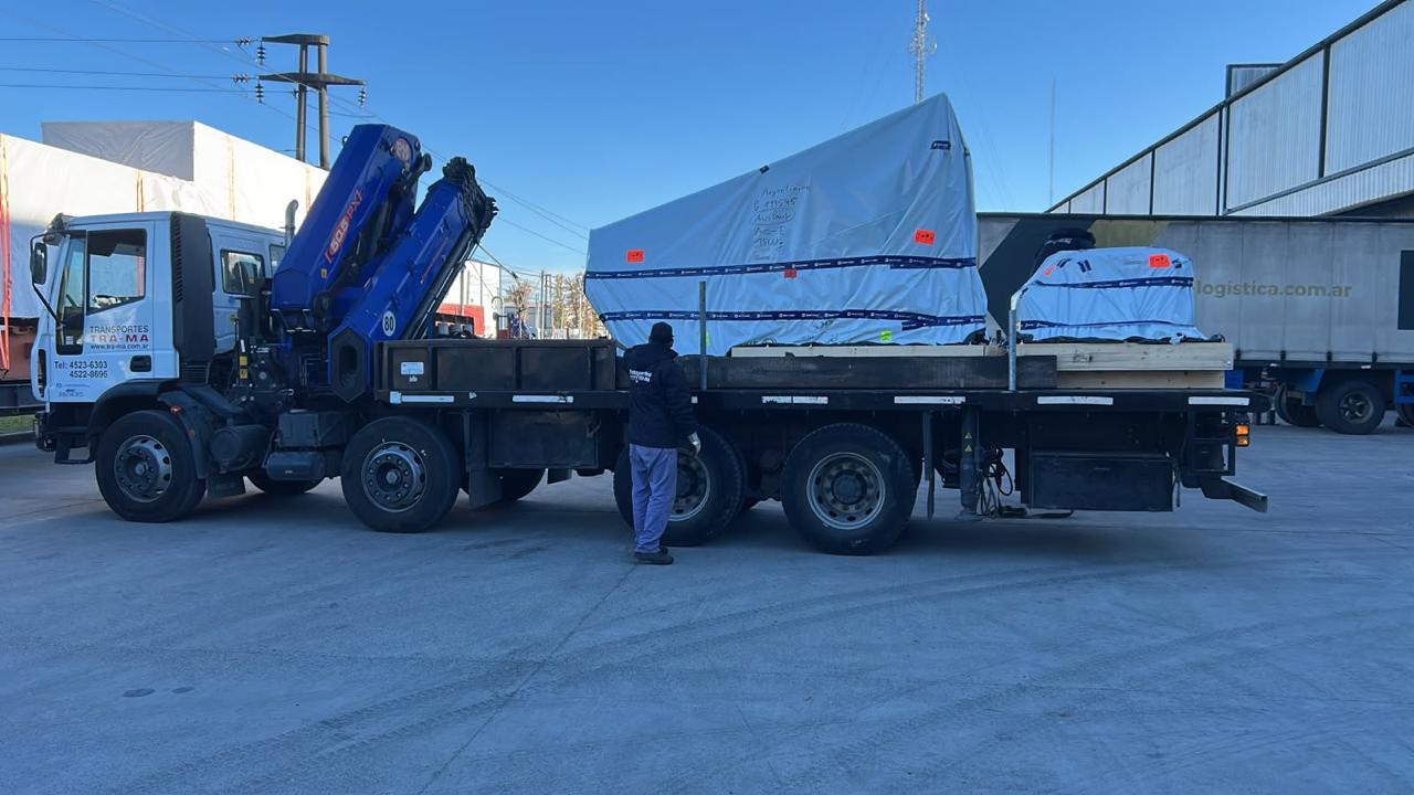 Transporte de maquinaria industrial con camión Mercedes Benz 1720
